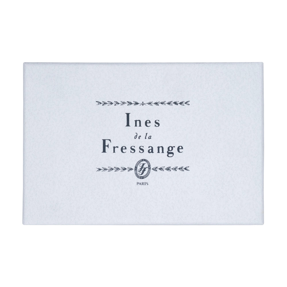 Un écrin fermé du stylo plume Butterfly rose chamois de la marque Inès de la Fressange est posé sur un fond blanc. L'écrin est visible dans son intégralité, mettant en avant son design et son logo.