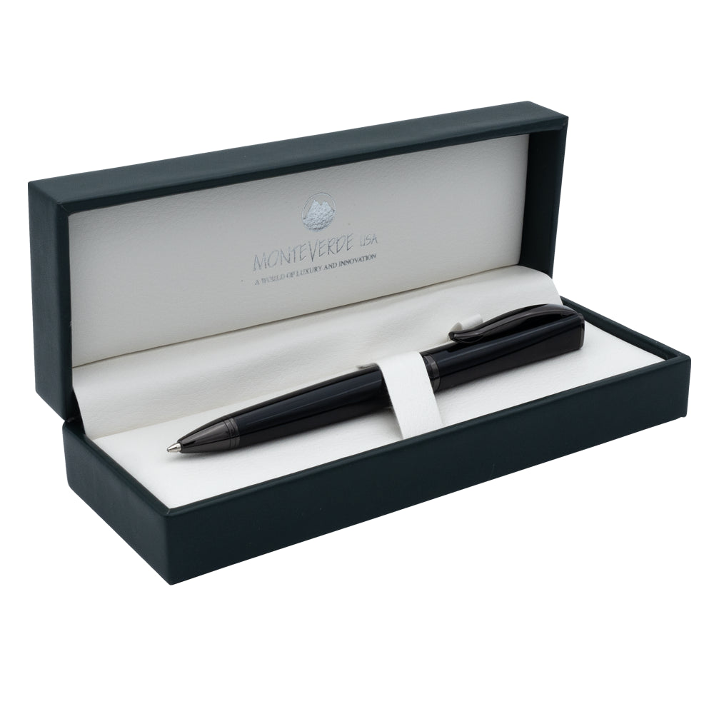 Un écrin ouvert contenant le stylo bille Monteverde Impressa en finition noire est posé sur un fond blanc. L'écrin, élégant et sophistiqué, met en avant le logo de la marque et protège le stylo avec un design soigné.