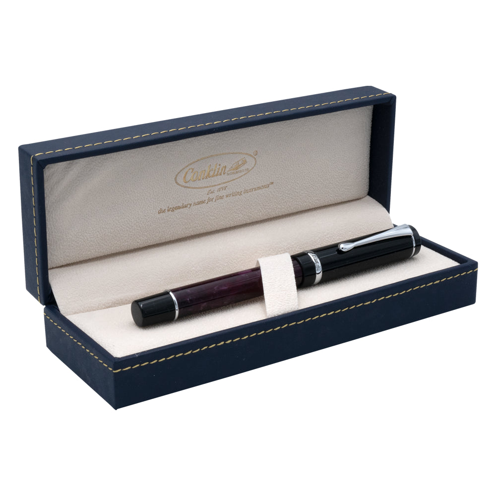 Un écrin ouvert contenant le stylo plume Conklin Duragraph Omniflex - Série Limitée est posé sur un fond blanc. L'écrin, avec son design élégant et le logo de la marque, met en valeur la rareté et le luxe du produit en édition limitée.