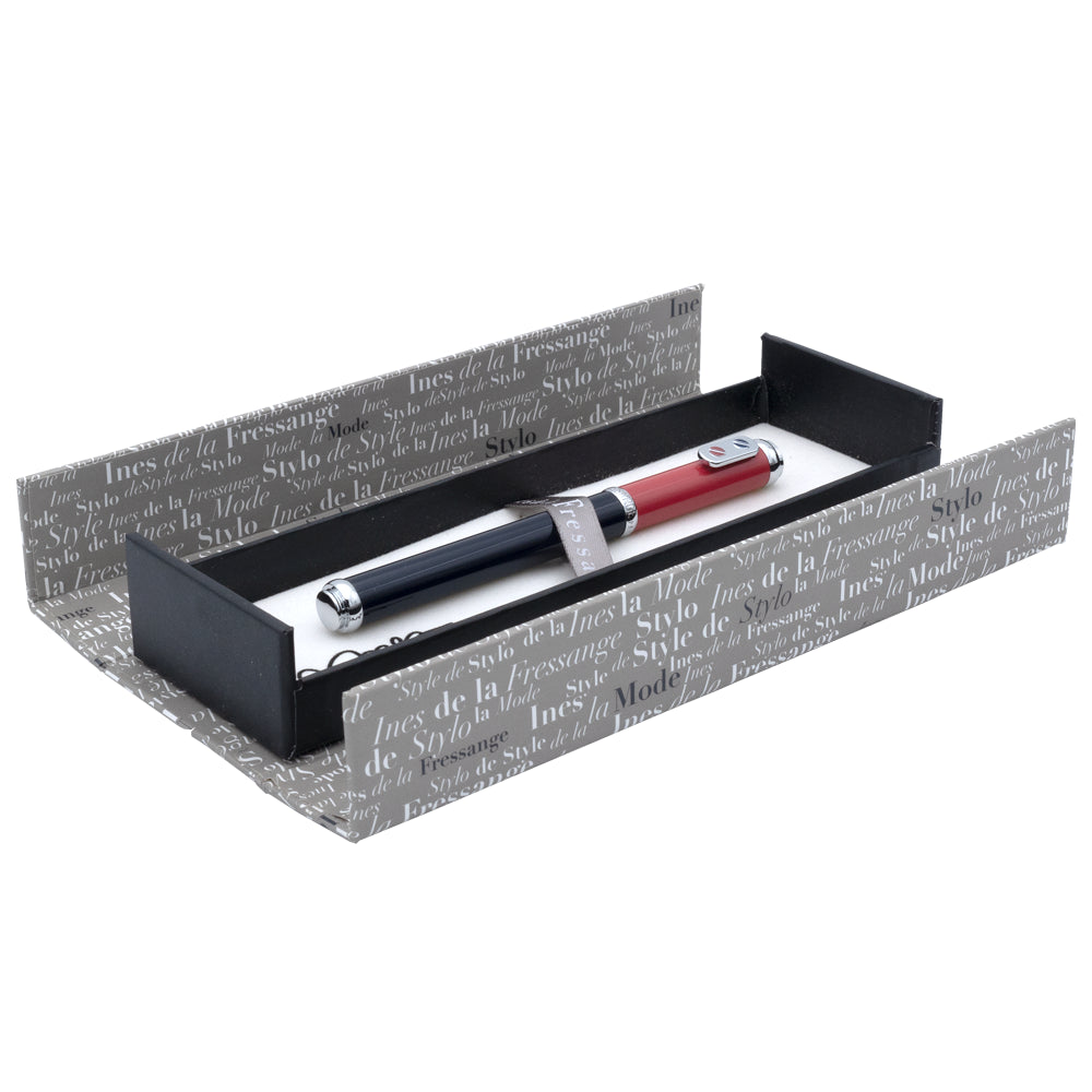 Un écrin ouvert du stylo plume Premier marine rouge avec attributs chromés de la marque Inès de la Fressange est posé sur un fond blanc. L'écrin est visible dans son intégralité, mettant en avant son design.
