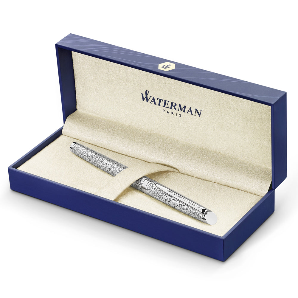 Écrin Waterman contenant le stylo plume Hemisphere Deluxe Gris, présenté fermé sur un fond blanc. Cet écrin élégant met en valeur le design raffiné du stylo et le protège en toute sécurité.