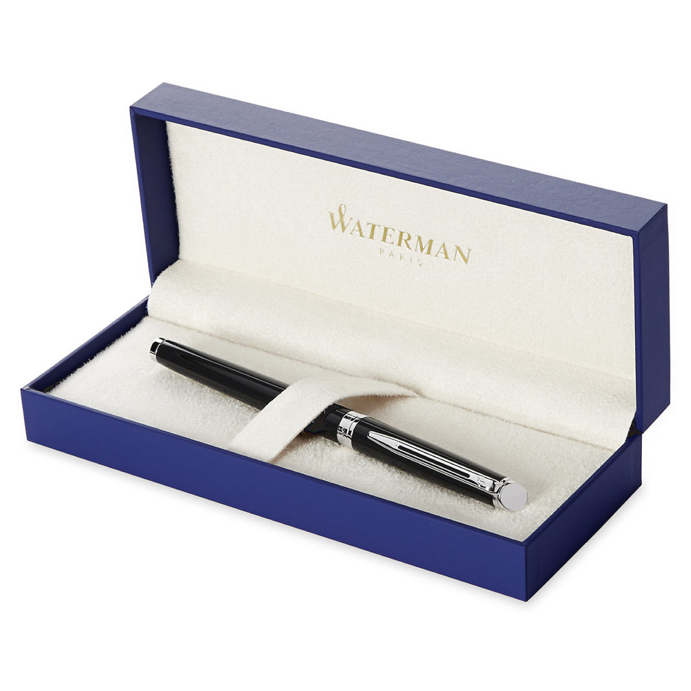 Écrin Waterman contenant le stylo plume Hemisphere Noir, présenté ouvert sur un fond blanc. Cet écrin élégant complète le design du stylo et le protège avec soin.