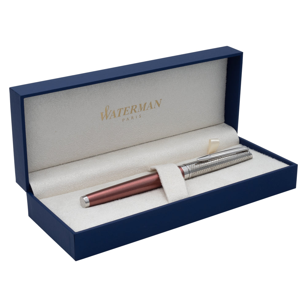 Écrin Waterman pour le stylo plume Hemisphere Collection Privée, présenté ouvert sur un fond blanc. L'écrin raffiné protège le stylo tout en mettant en valeur son design luxueux en rose cuivre et chrome.