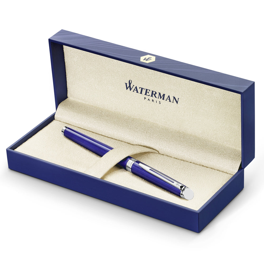 Écrin Waterman pour le stylo roller Hemisphere Bleu Vif Métal, présenté ouvert sur un fond blanc. Cet écrin luxueux protège et met en valeur le stylo avec une touche d'élégance.