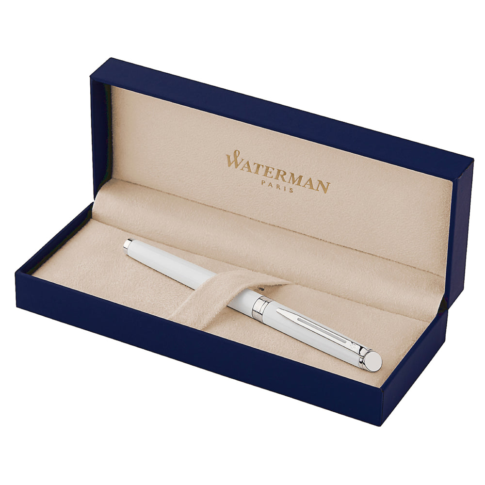 Écrin Waterman pour le stylo roller Hemisphere Laqué Blanc, présenté ouvert sur un fond blanc. Cet écrin élégant protège le stylo et ajoute une touche de sophistication.