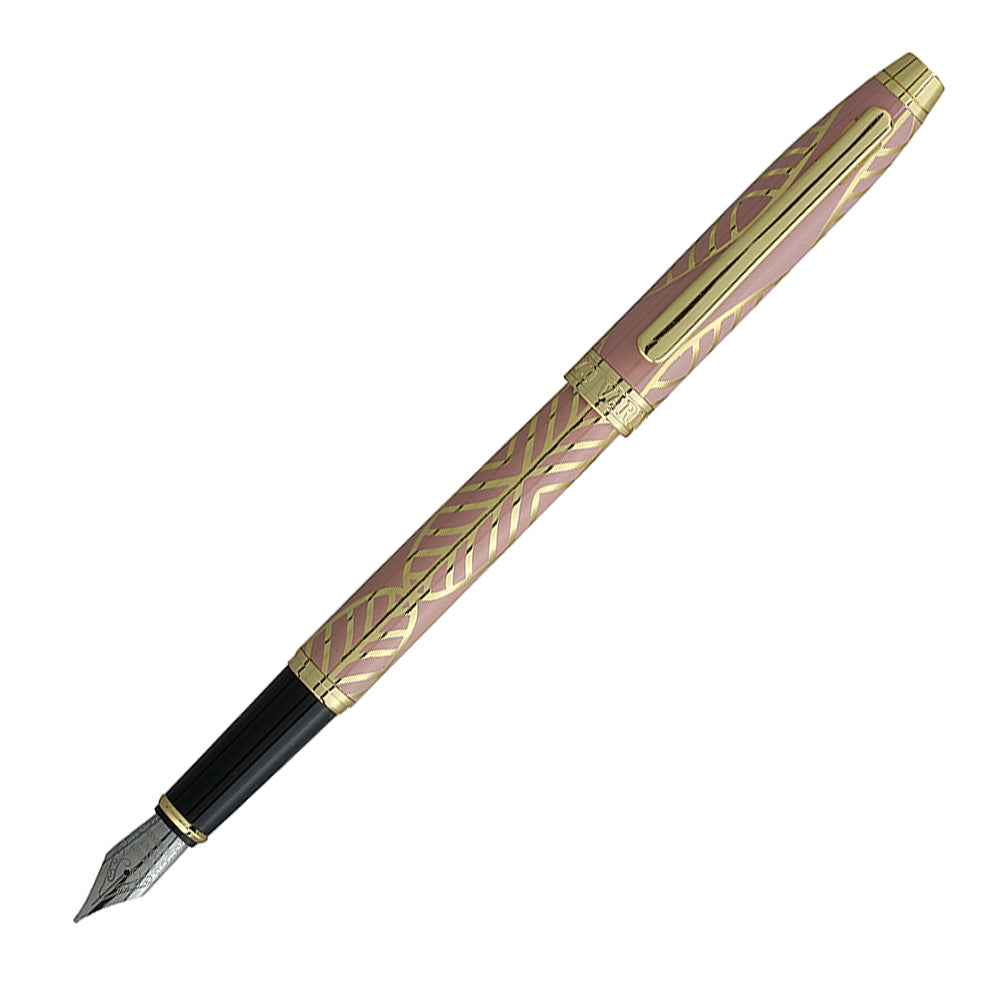 Stylo plume Enzo Varini Taormina XL Gioiello rose poudré/doré, ouvert, bouchon installé à l'arrière, vue à 45° sur fond blanc.