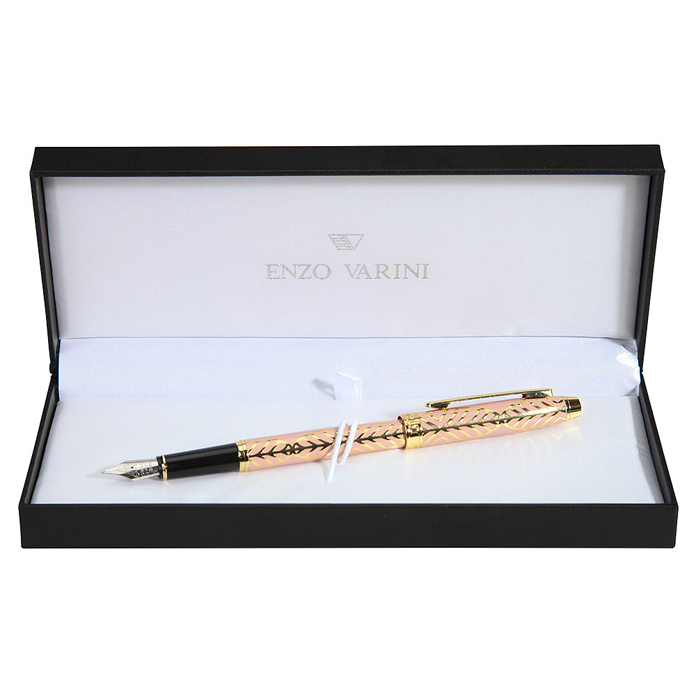 Stylo plume Enzo Varini Taormina XL Gioiello rose poudré/doré dans son écrin noir intérieur blanc sur fond blanc.