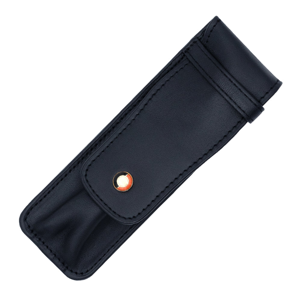 Étui en cuir noir Sheaffer avec un emplacement unique de 50 mm pour stylo. Un design raffiné qui protège efficacement un stylo plume ou bille de grande taille, tout en offrant une élégance intemporelle.