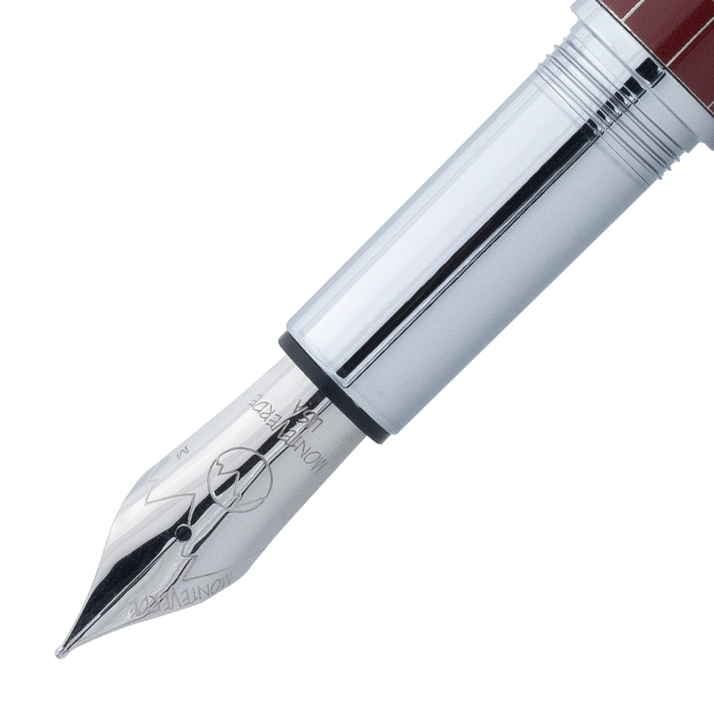 Gros plan sur la plume du stylo plume Monteverde Jewelria Executive en rouge bordeaux avec motif en grille. Le détail montre la qualité de la plume et le design raffiné du stylo, offrant une écriture fluide et précise avec une finition élégante.