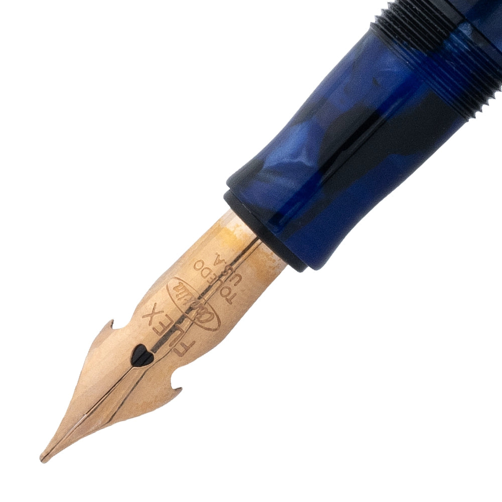 Gros plan sur la plume du stylo plume Conklin Duraflex 120 Ans. La plume en métal est finement gravée, offrant une expérience d'écriture fluide et précise, et célèbre les 120 ans de la marque avec son design distinctif.