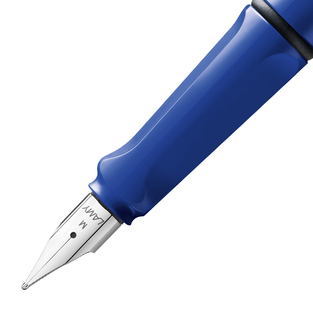 Gros plan sur la plume du stylo plume Lamy Safari Bleu Brillant. La plume en acier inoxydable est conçue pour offrir une écriture fluide, et le design distinctif du stylo met en valeur son aspect moderne et fonctionnel.
