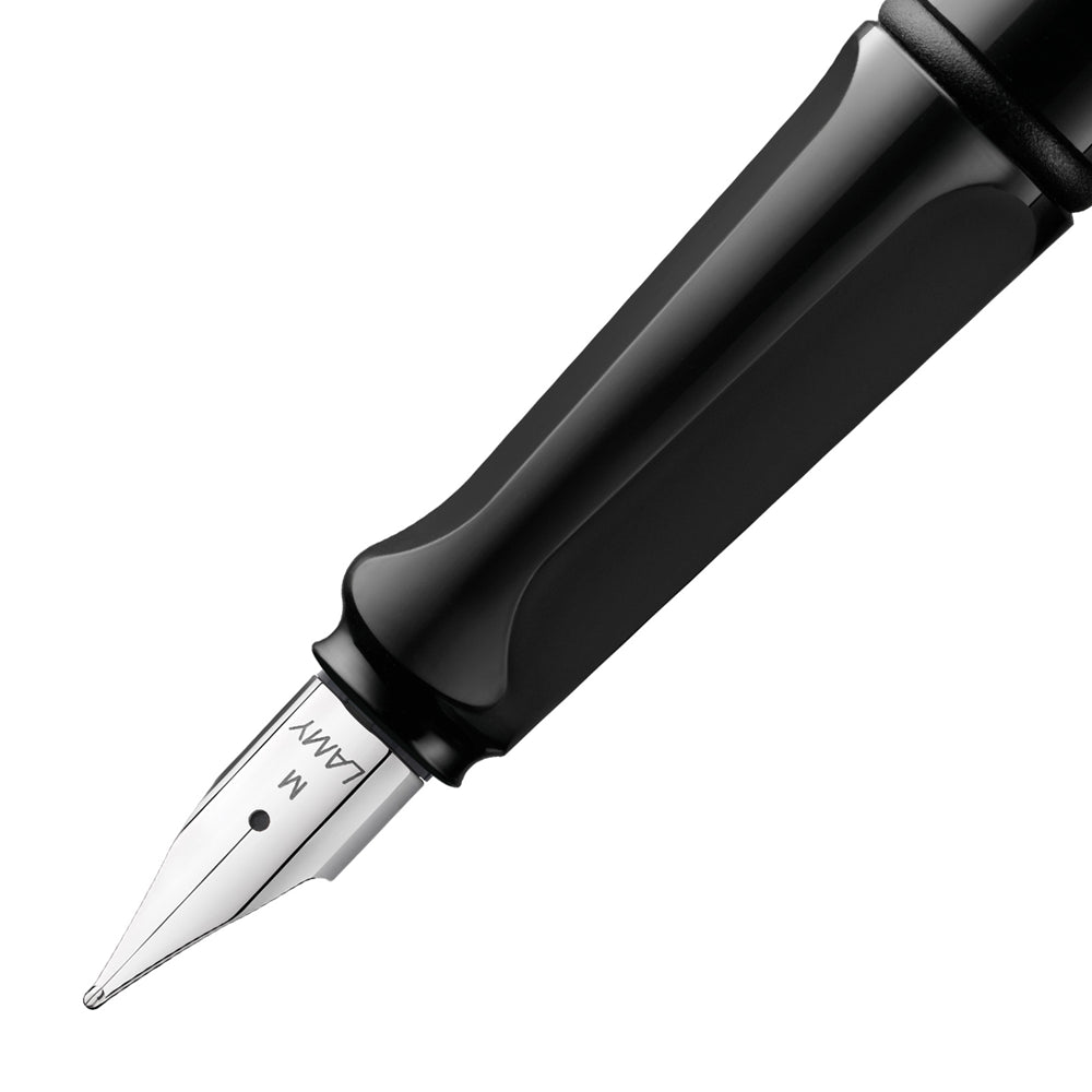 Gros plan sur la plume du stylo plume Lamy Safari Noir Brillant. La plume en acier inoxydable est conçue pour offrir une écriture fluide et agréable, tandis que la finition noire brillante du stylo ajoute une touche d'élégance.