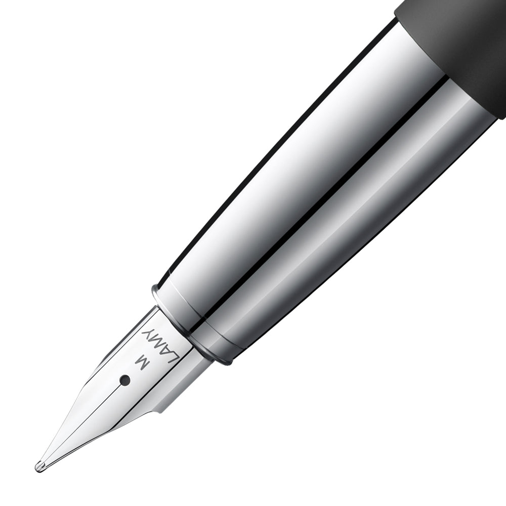 Gros plan sur la plume du stylo plume Lamy Studio 067 Noir Mat. La plume en acier inoxydable est finement détaillée pour une écriture fluide et précise, tandis que la finition noir mat du stylo ajoute une touche contemporaine et élégante.