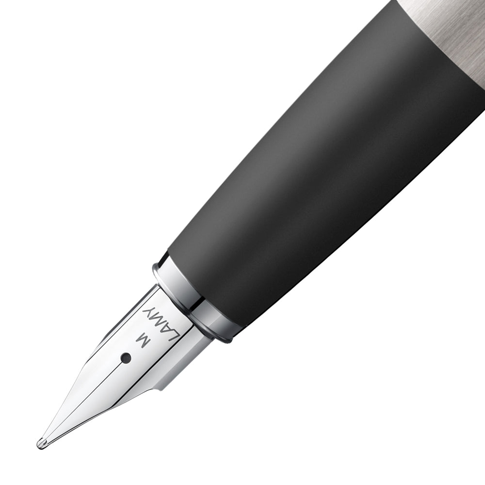 Gros plan sur la plume du stylo plume Lamy Studio Brushed 065. La plume en acier inoxydable est conçue pour offrir une écriture fluide, et le design brossé du stylo ajoute une touche de sophistication et de modernité.