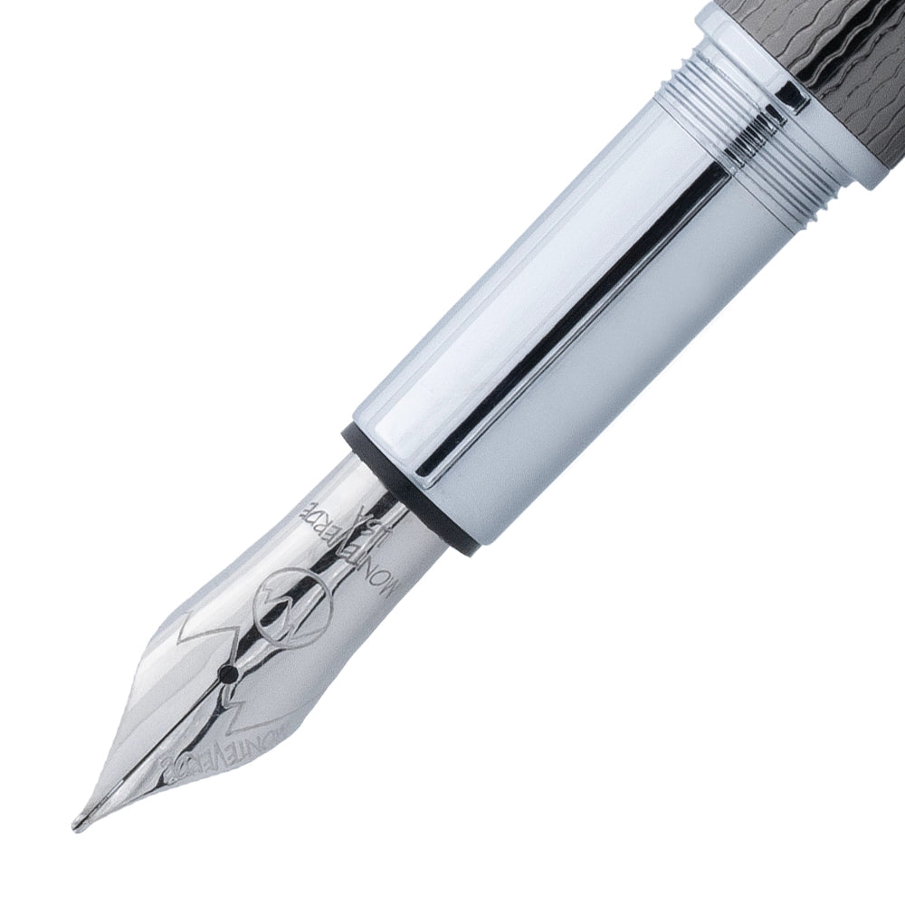 Gros plan sur la plume du stylo plume Monteverde Jewelria Executive Gun Metal Barley. La plume, en métal argenté, est finement travaillée et offre un design élégant et fonctionnel pour une expérience d'écriture raffinée.