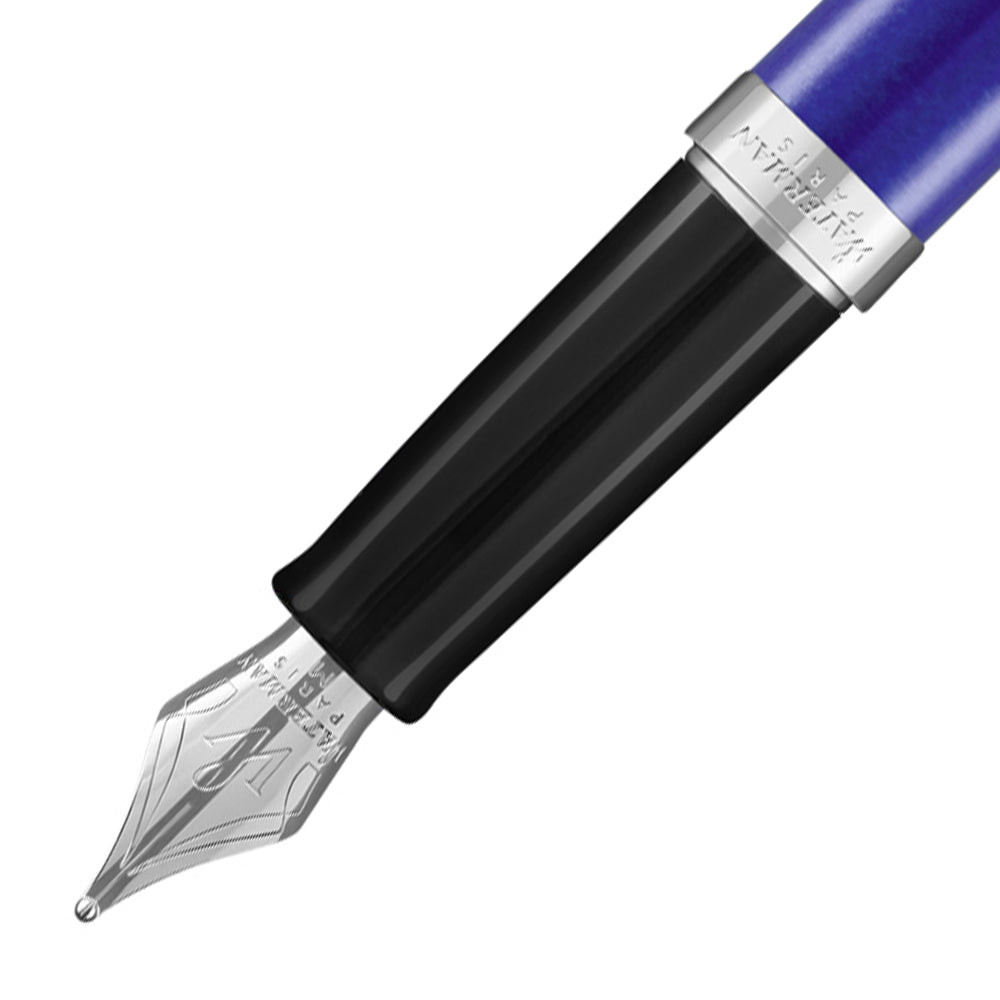 Détail de la plume moyenne du stylo plume Waterman Hemisphere Bleu Vif Métal. La plume en acier inoxydable assure une écriture fluide et précise, ajoutant une touche de sophistication au design du stylo.