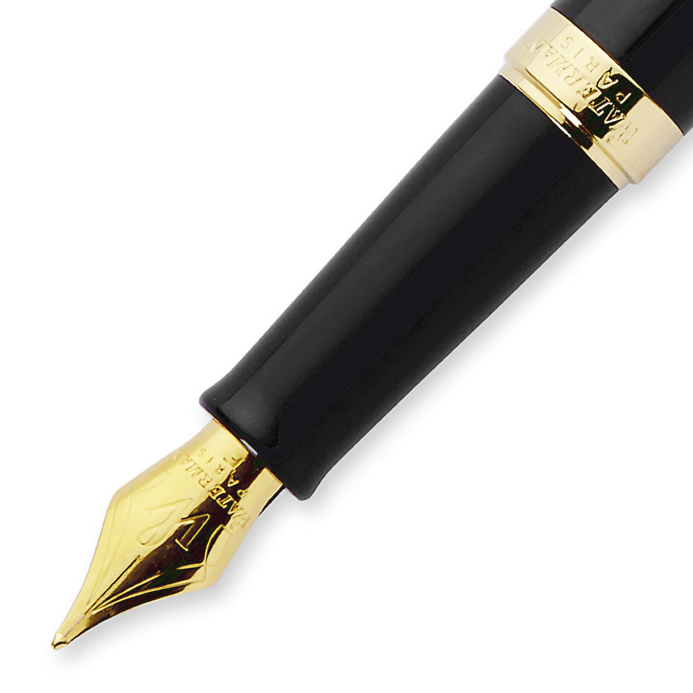 Détail de la plume moyenne du stylo plume Waterman Hemisphere Laqué Noir. La plume en acier inoxydable assure une écriture précise et fluide, complétant le design raffiné du stylo.