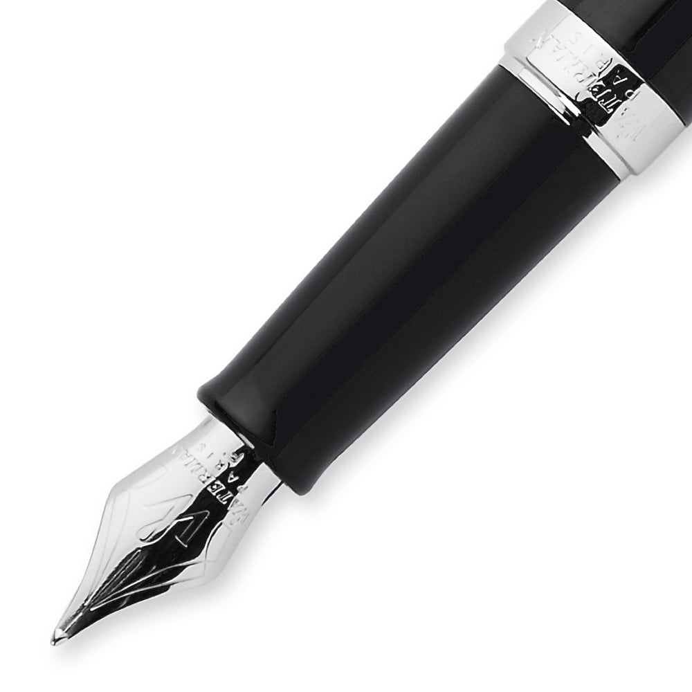 Détail de la plume moyenne du stylo plume Waterman Hemisphere Noir. La plume en acier inoxydable assure une écriture précise et confortable, ajoutant une touche de sophistication au design du stylo.