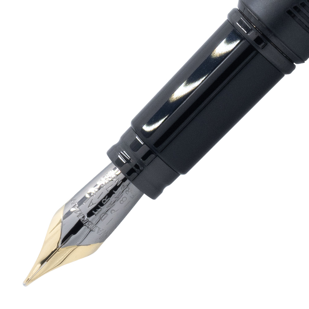 Détail de la plume du stylo plume Waterman Man 140 Édition Limitée. La plume en or 18 carats assure une écriture douce et fluide, mettant en avant le luxe et l'exclusivité de cette édition limitée.