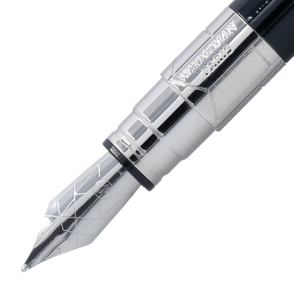 Focus sur la plume du stylo plume Waterman Perspective Design Ombres et Lumières. La plume fine assure une écriture fluide et précise, tandis que le design sophistiqué met en valeur l'aspect unique du stylo.