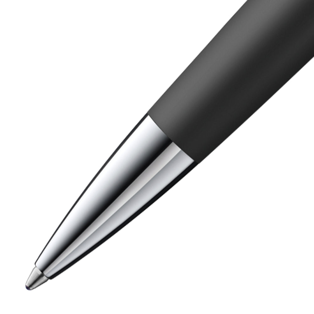 Gros plan sur le stylo à bille Lamy Studio 267 Slim Noir/Argent, mettant en avant les détails de la finition noir mat et les accents argentés. Le focus révèle la qualité du design épuré et la mécanique du stylo, soulignant son élégance et sa fonctionnalité.