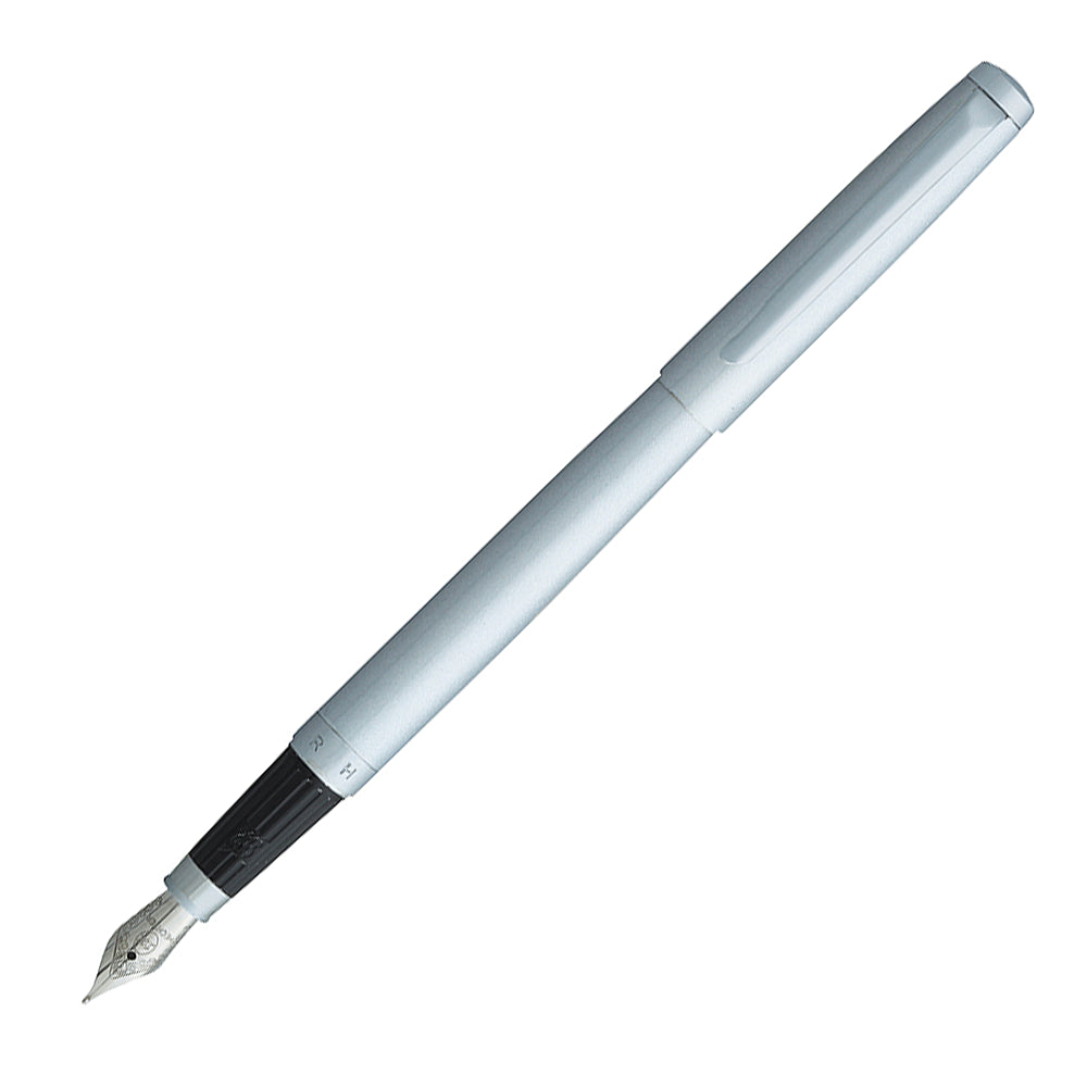 Stylo plume Hechter Paris Avenue Hoche Basic Chrome, présenté à 45° ouvert sur fond blanc.