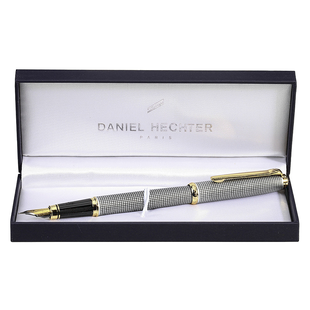 Stylo plume Hechter Paris Challenger Gold Quadrillé Chromés ouvert, dans son écrin noir intérieur blanc sur fond blanc.