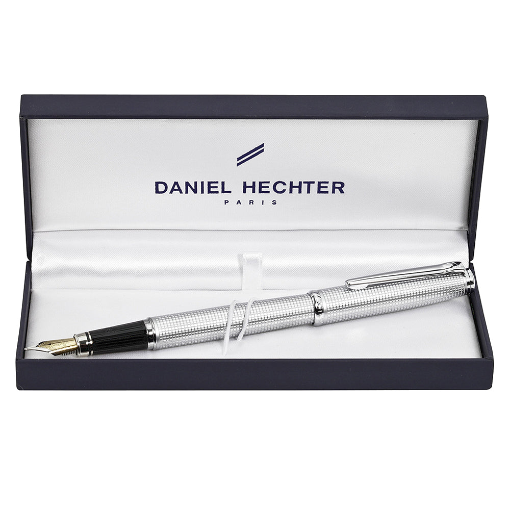 Stylo plume Hechter Paris Challenger Silver Quadrillé Satiné Chromé ouvert, dans son écrin noir intérieur blanc sur fond blanc.