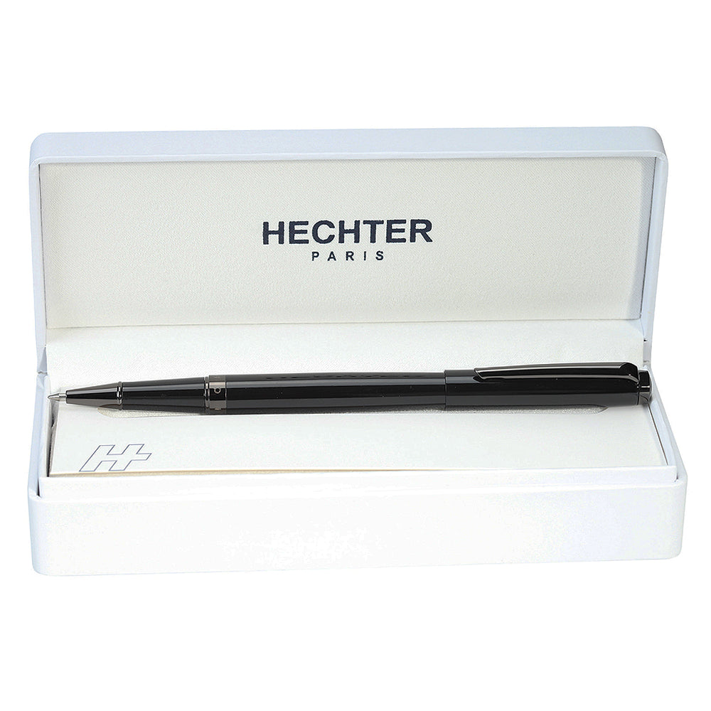 Stylo roller Hechter Paris Avenue Hoche Basic Black Gun, ouvert dans son écrin blanc sur fond blanc.
