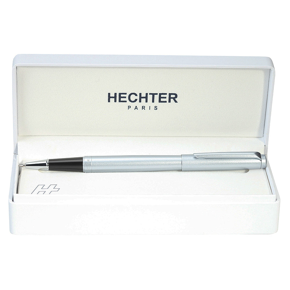 Stylo roller Hechter Paris Avenue Hoche Basic Ice Chrome, ouvert dans son écrin blanc sur fond blanc.