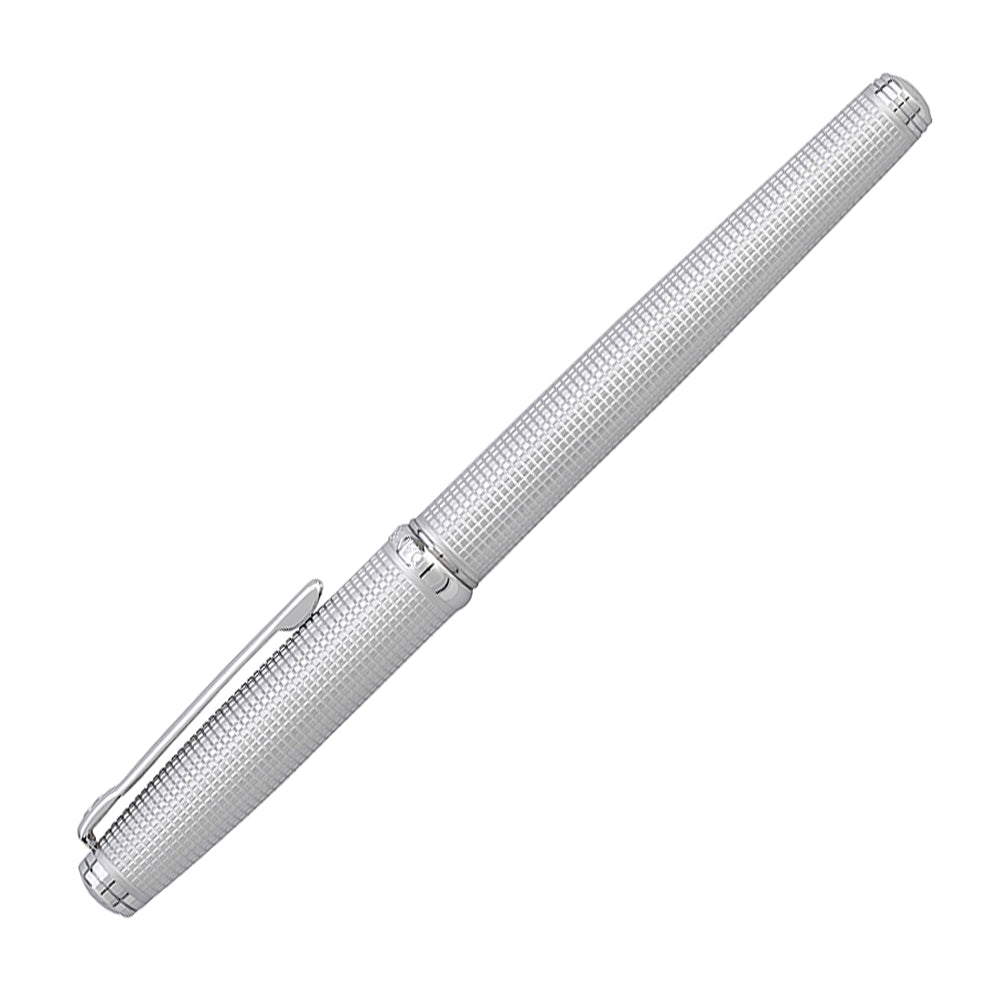 Stylo roller Hechter Paris Challenger Silver Satiné Quadrillé, présenté à 45° fermé (vue 2) sur fond blanc.