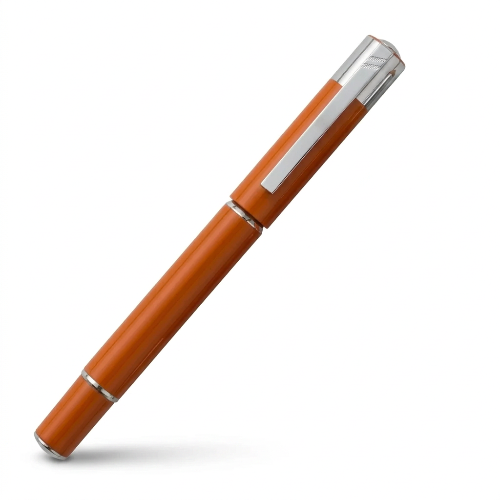 Stylo plume Hechter Paris Classic Media orange et chromé SD176004A fermé à 45 degrés sur fond blanc
