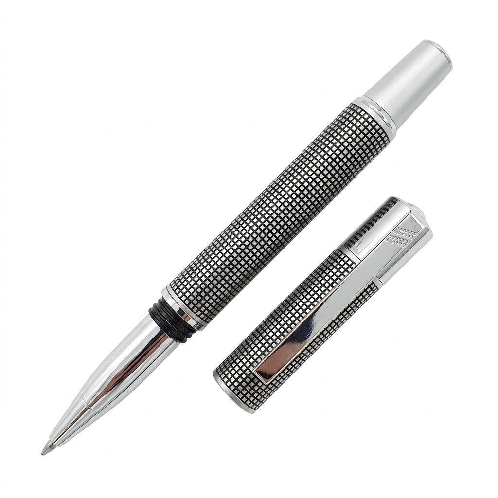 Stylo roller Hechter Paris Exclusif Media quadrillé noir chromé SD173004A ouvert avec capuchon à côté sur fond blanc pur sans ombre