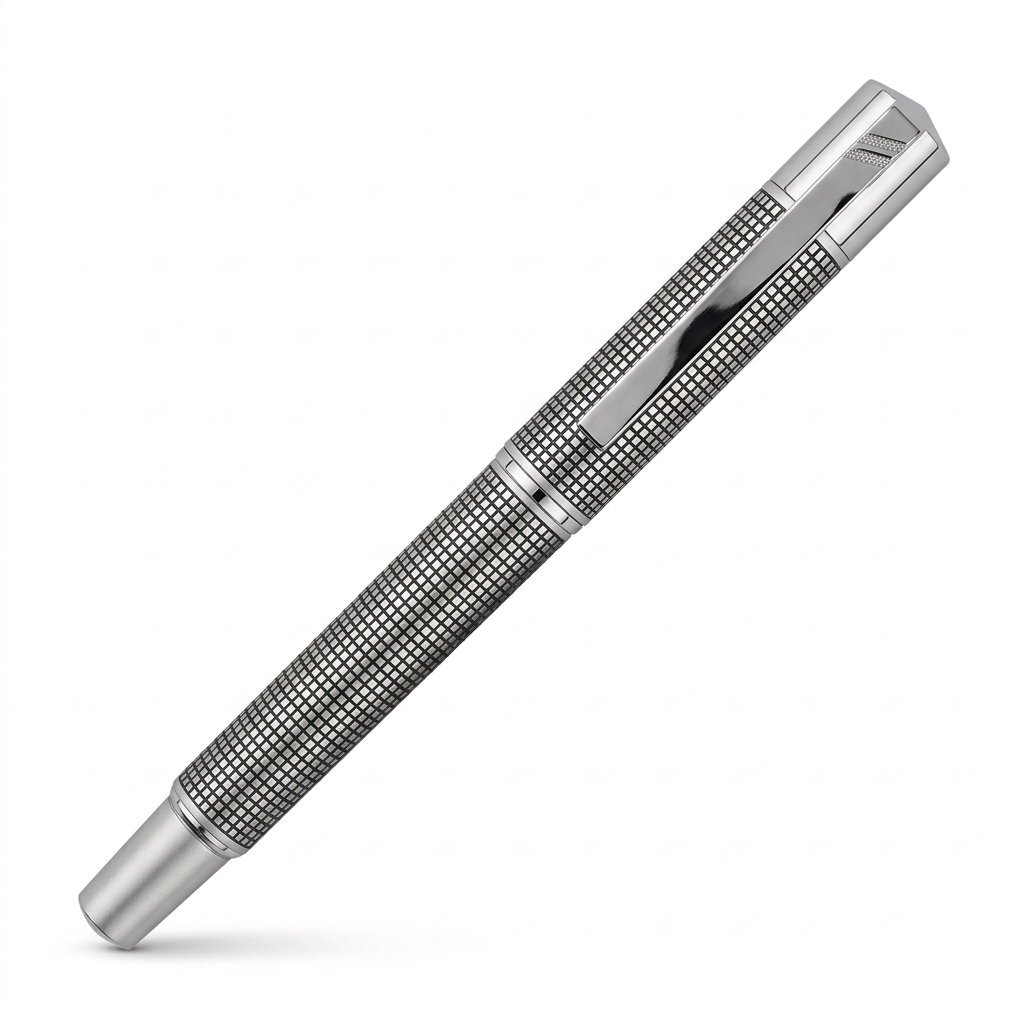 Stylo roller Hechter Paris Exclusif Media quadrillé noir chromé SD173004A fermé à 45 degrés sur fond blanc