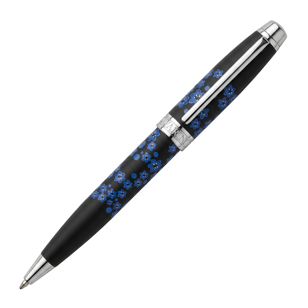 Stylo bille Enzo Varini Mini Taormina Flowers bleu et noir, motifs floraux bleus et détails chromés, référence SE825146A, sur fond blanc