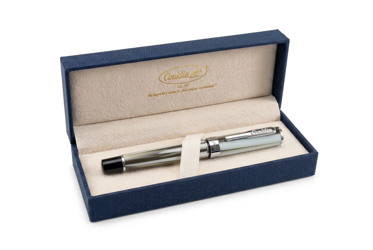 Stylo plume Conklin Stylograph Polar White dans son écrin Conklin ouvert