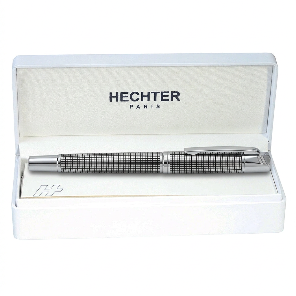 Stylo roller Hechter Paris Exclusif Media quadrillé noir chromé SD173004A fermé dans un écrin blanc, barrette visible