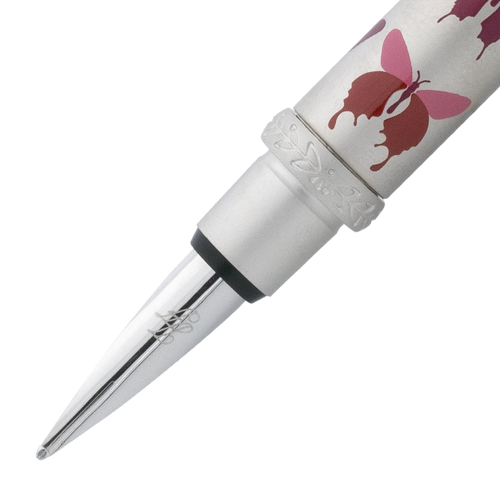 Un gros plan de la plume du stylo plume Butterfly rose chamois de la marque Inès de la Fressange. La plume est visible en détail, avec le stylo incliné à 45 degrés et le bouchon retiré, placé parallèlement au stylo, sur un fond blanc.