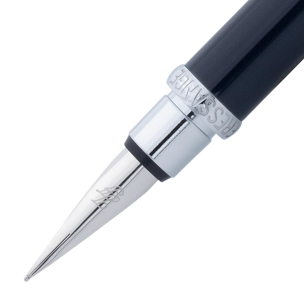 Un gros plan de la plume du stylo plume Premier marine rouge avec attributs chromés de la marque Inès de la Fressange. La plume est visible en détail, avec le stylo incliné à 45 degrés et le bouchon retiré, placé parallèlement au stylo, sur un fond blanc.