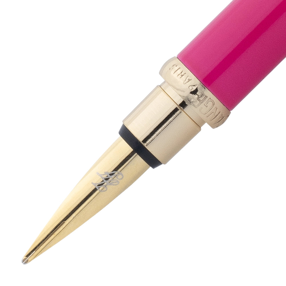 Un gros plan de la plume du stylo plume rose avec attributs dorés de la marque Inès de la Fressange. La plume est visible en détail, avec le stylo incliné à 45 degrés et le bouchon retiré, placé parallèlement au stylo, sur un fond blanc.