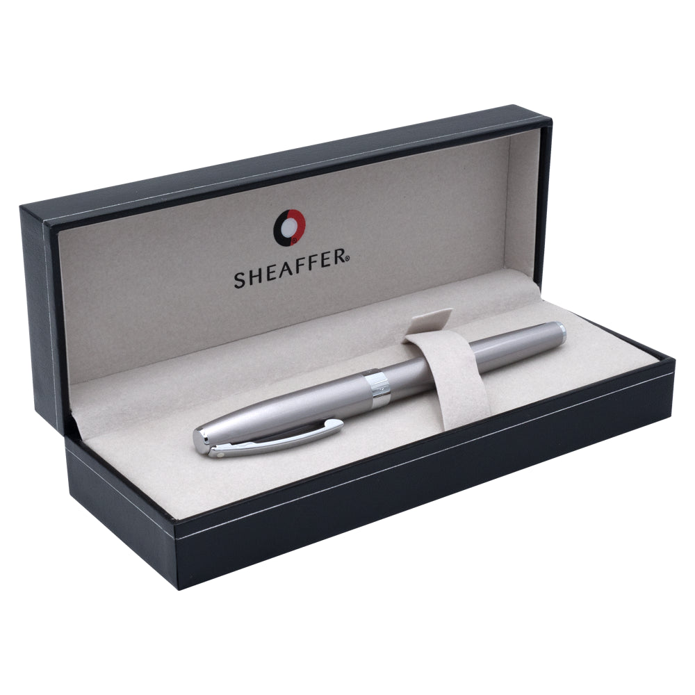 Stylo plume Sheaffer Sagaris en argent métallisé, présenté dans un écrin élégant, offrant une présentation soignée et professionnelle.