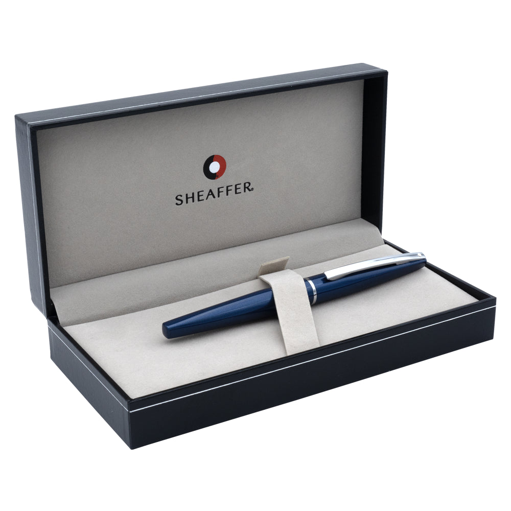 Stylo plume Sheaffer Taranis bleu métallique, présenté dans un écrin sophistiqué, offrant une présentation élégante et professionnelle.