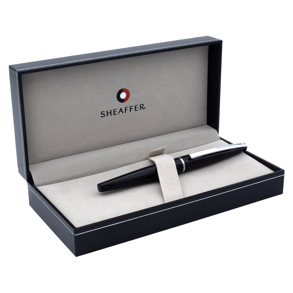 Stylo plume Sheaffer Taranis Sleek Chrome, présenté dans un écrin élégant, offrant une touche de sophistication et une protection optimale.