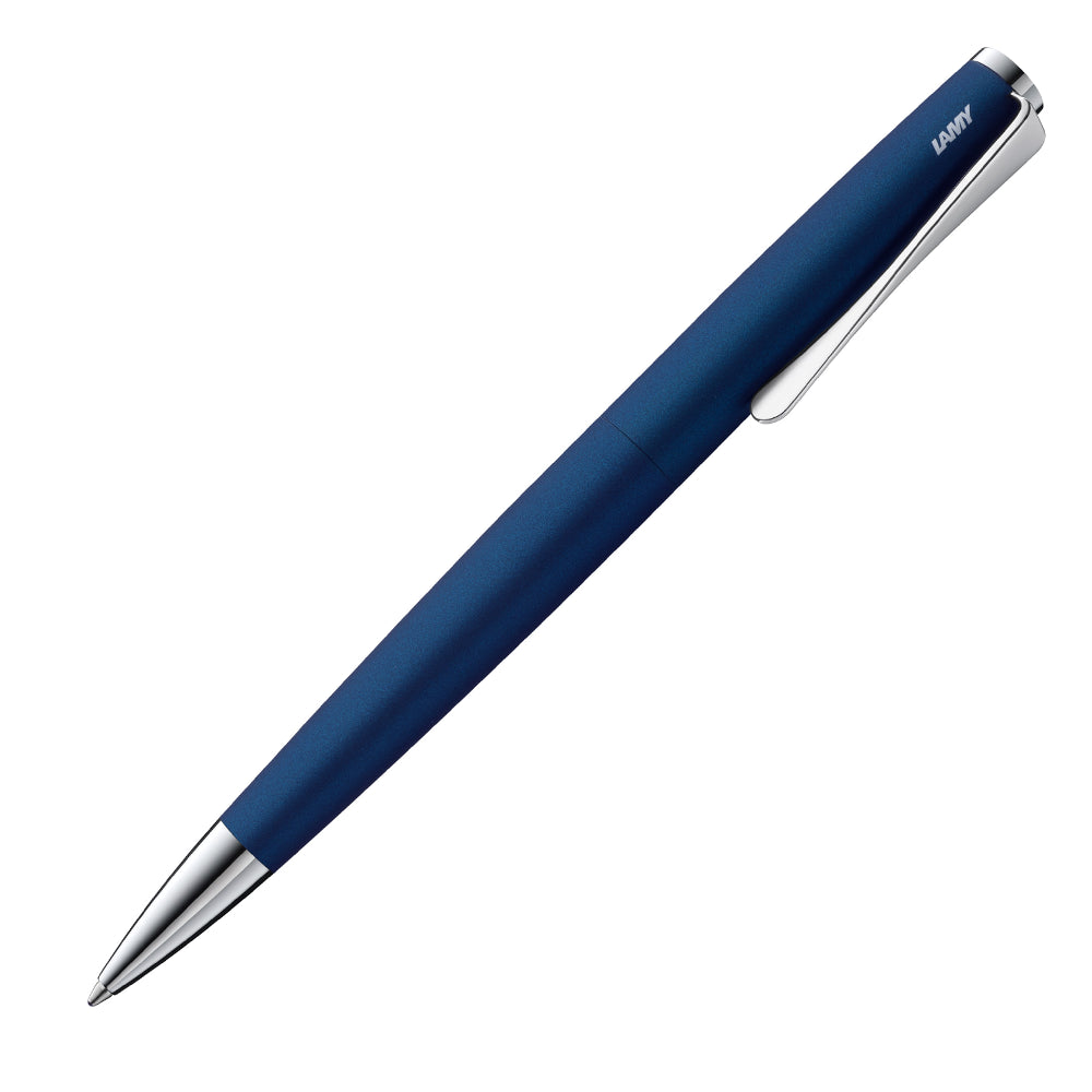 Un stylo à bille Lamy Studio en bleu impérial, incliné à 45 degrés, est présenté sur un fond blanc. Le stylo à bille est élégant avec une finition bleu profond et un design moderne, reflétant la qualité et le style distinctif de la collection Studio.