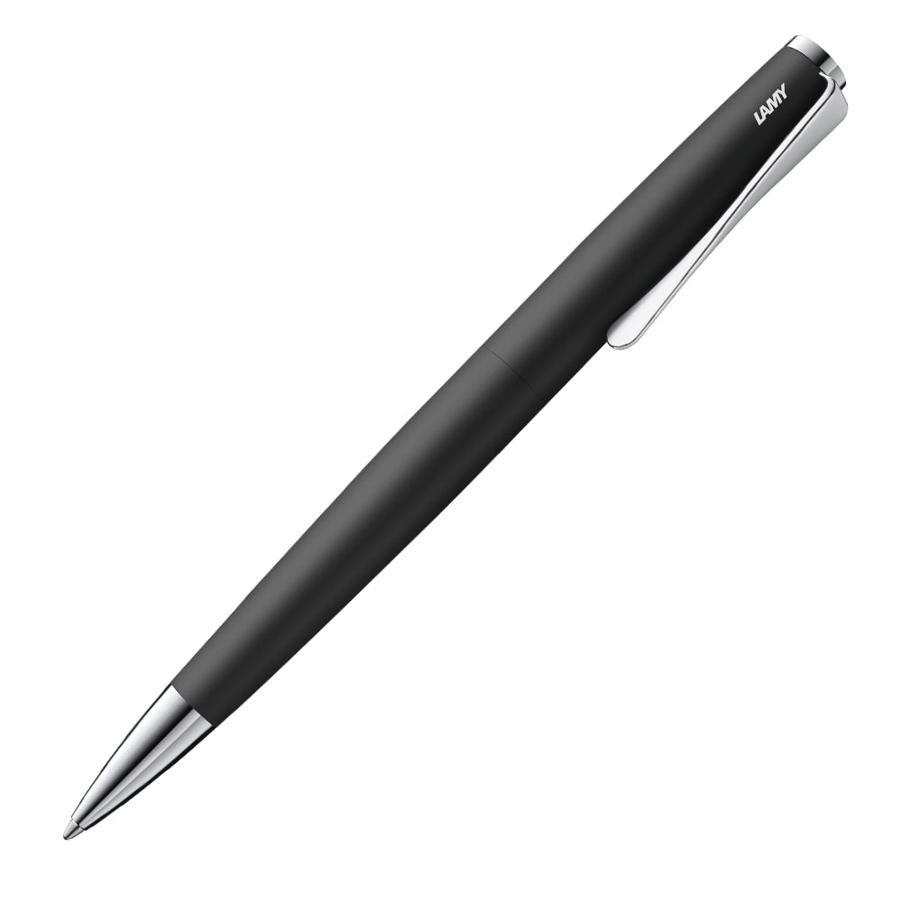 Un stylo à bille Lamy Studio 267 Slim en noir et argent, incliné à 45 degrés, est présenté sur un fond blanc. Ce stylo à bille se distingue par son design élégant et moderne, avec une finition noire mate et des accents argentés sophistiqués.