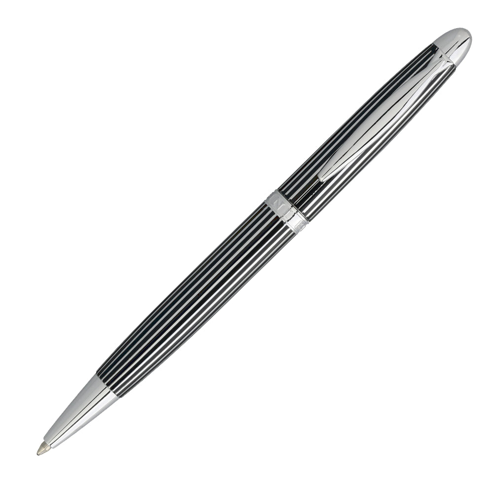 Un stylo bille Maggiore iPen 2 de la marque Enzo Varini, incliné à 45 degrés avec le bouchon retiré, est visible sur un fond blanc. Le stylo bille est présenté avec ses lignes nettes et son design moderne.