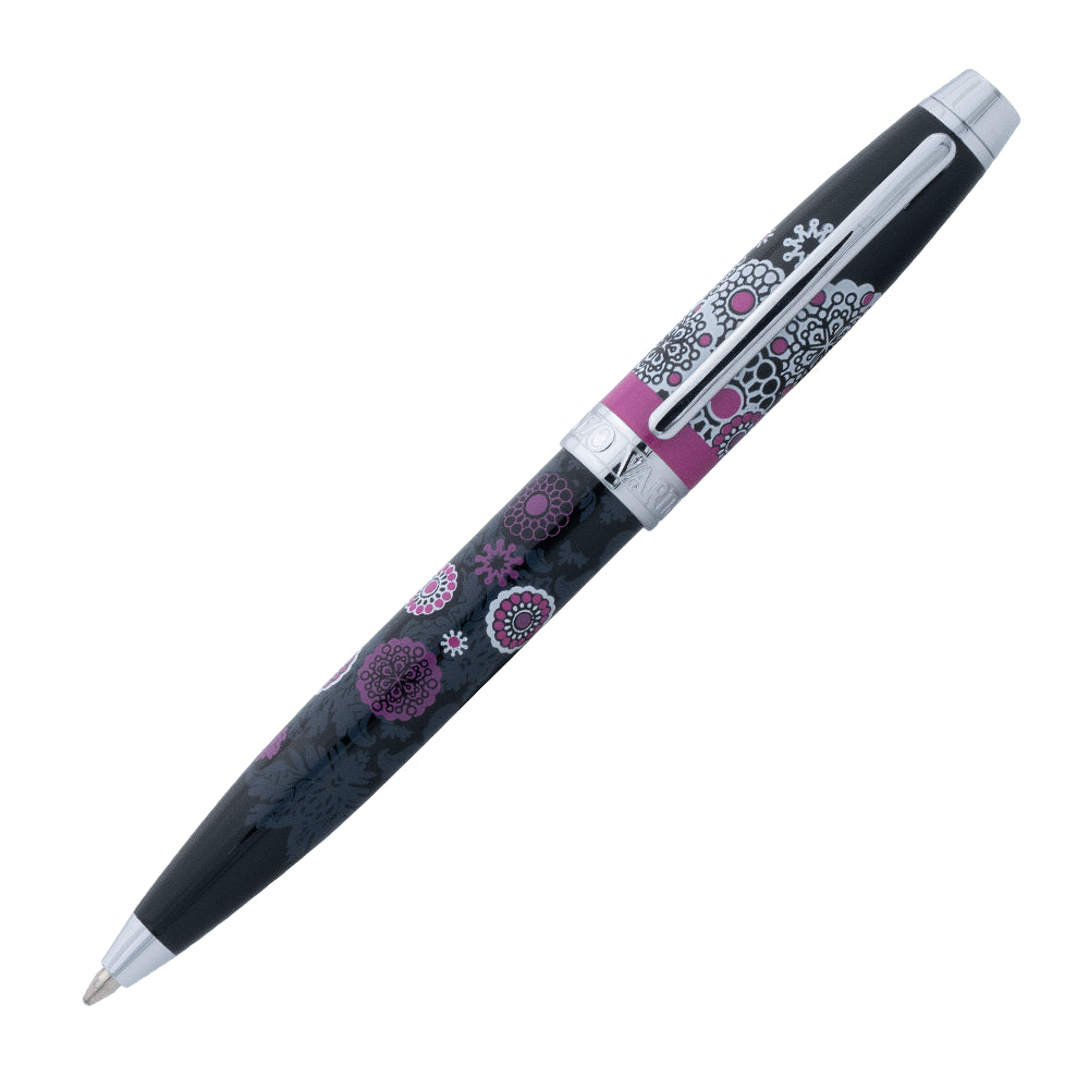 Un stylo bille Mini Taormina Design de la marque Enzo Varini, incliné à 45 degrés est présenté sur un fond blanc. Le stylo bille se distingue par son design compact et élégant, mettant en valeur ses finitions raffinées.