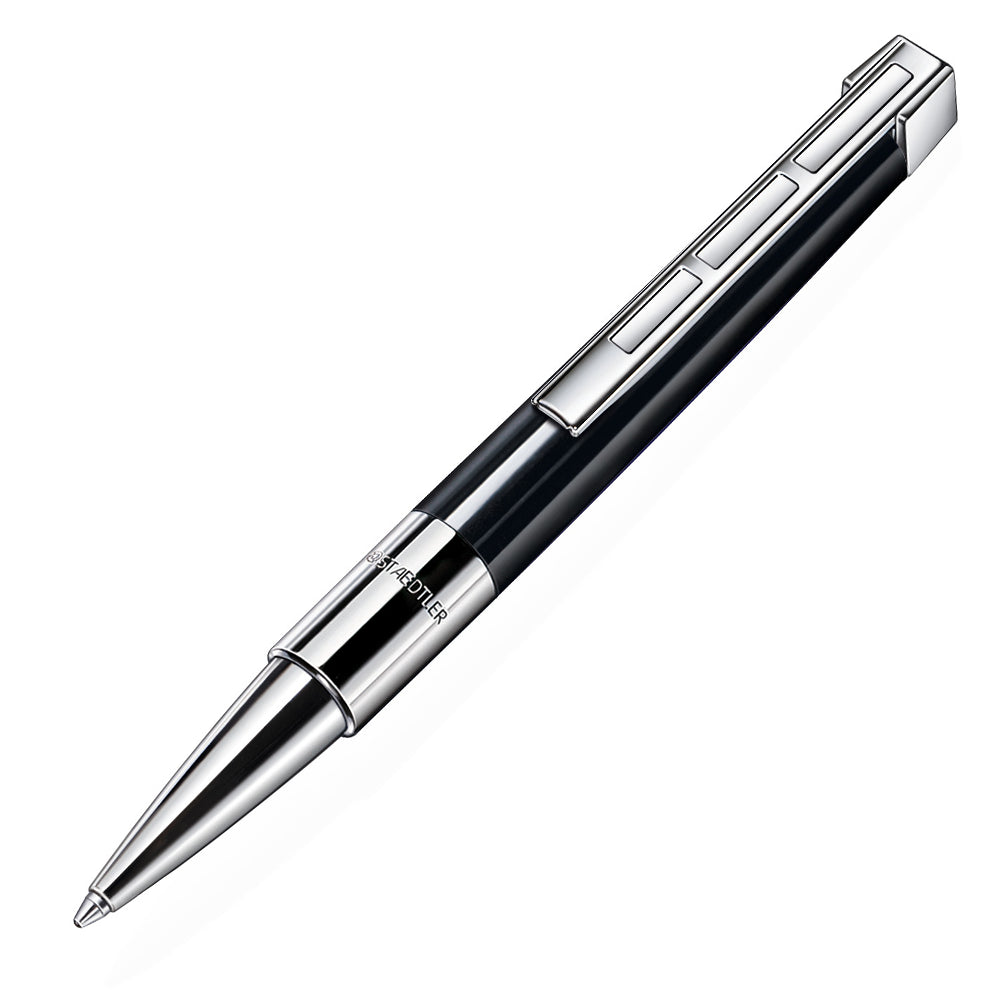 Stylo bille Staedtler Resina en noir avec finitions chrome brillant, présenté à un angle de 45°. Ce stylo associe une élégante finition noire à des détails chromés brillants pour un design moderne et sophistiqué.
