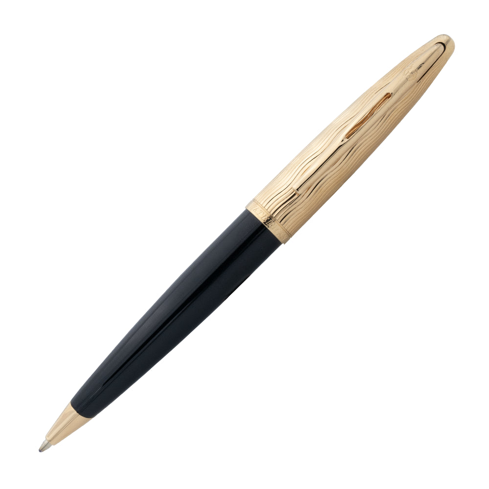 Stylo bille Waterman Carène Essentiel laqué noir avec attributs dorés, présenté à un angle de 45°. Le corps élégant est rehaussé d'ornements en or 18 carats, offrant une touche de luxe et de raffinement à l'instrument d'écriture.