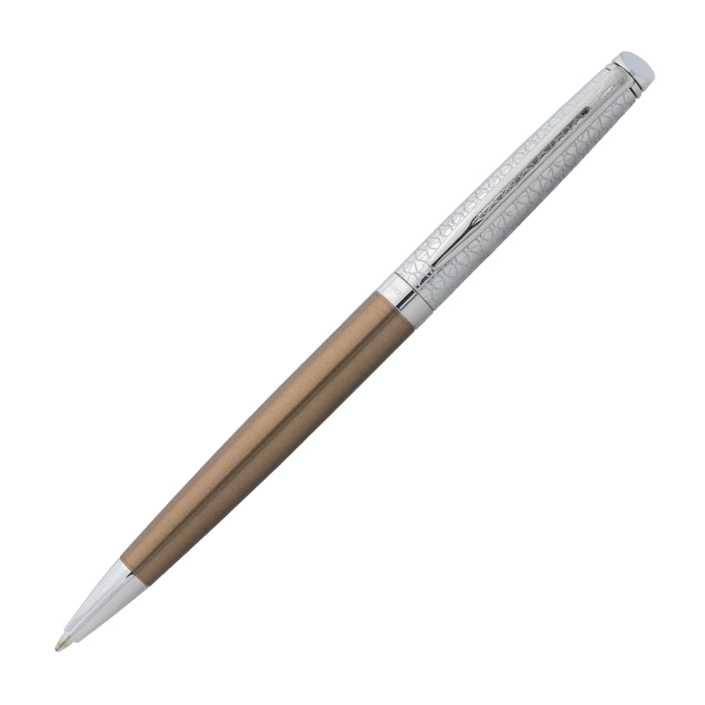 Stylo bille Waterman Hemisphere Deluxe en Bronze Satiné, présenté à un angle de 45°. Ce stylo bille sophistiqué combine une finition en bronze satiné avec des détails élégants pour une écriture fluide et un style raffiné.